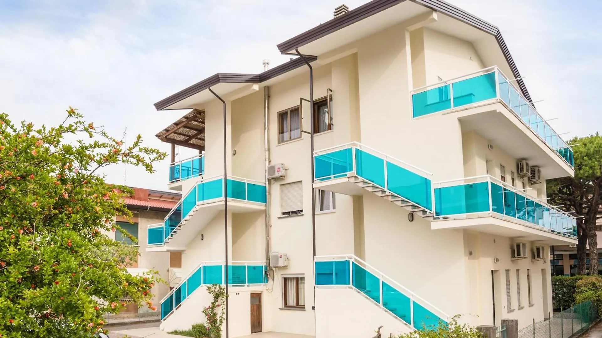 Appartamenti Casa De Lazzari - Piazza Brescia - Adria Holiday Jesolo - Family Apartments contacts